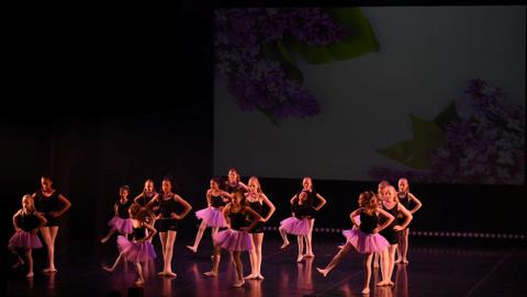 Billedet viser balletten danse til det Stor jubilæumsforestilling i Musikhuset Esbjerg.