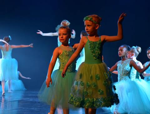 Billedet viser balletpiger i ballettøj i grønne farver.