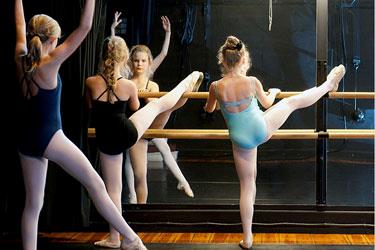 Billedet viser balletpiger der træner i balletsalen på tisdagsholdet.