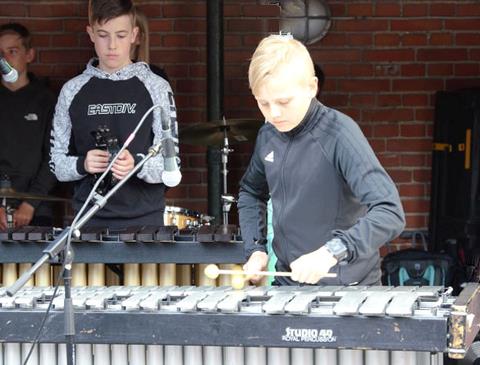 Billedet viser en elev på Kulturskolen der spiller marimba i Bramming Slagtøjsorkester.