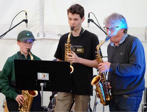 Billedet viser en ung elev der spiller Saxofon. 