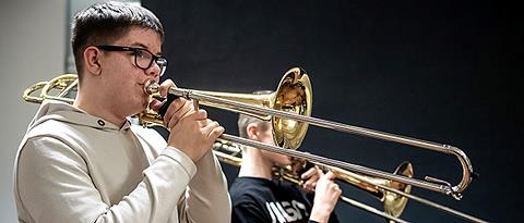 Billedet viser en ung elev der spiller Basun/trombone. 