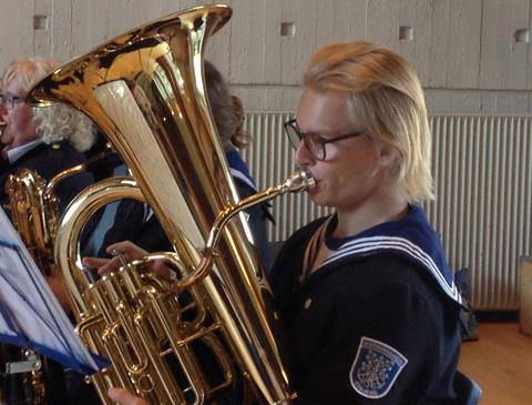 Billedet viser en ung elev der spiller Tuba. 