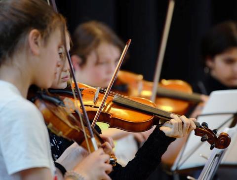Billedet viser en ung elev der spiller Violin. 