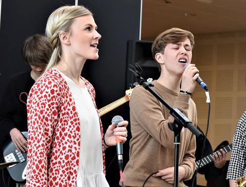 Billedet viser to unge talenter der optræder med sang på Sammenspilshold